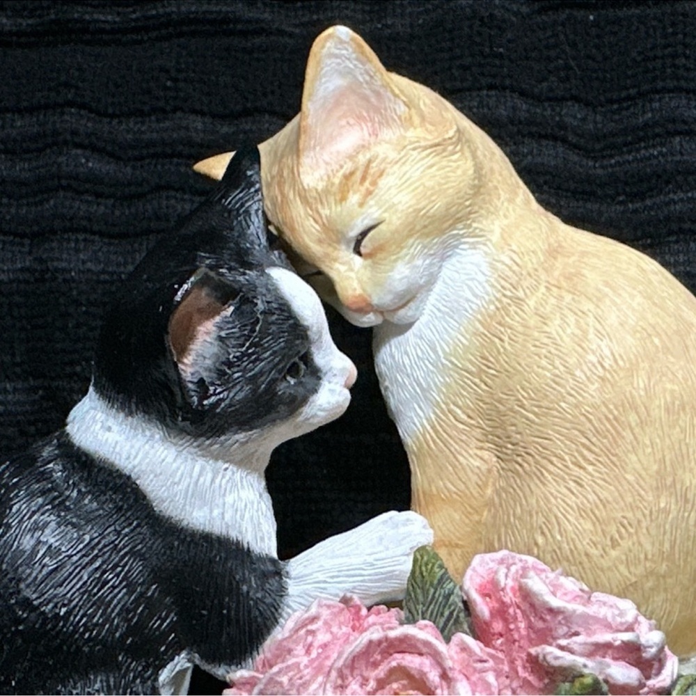 2007 Lenox Kitty Kisses Figurine